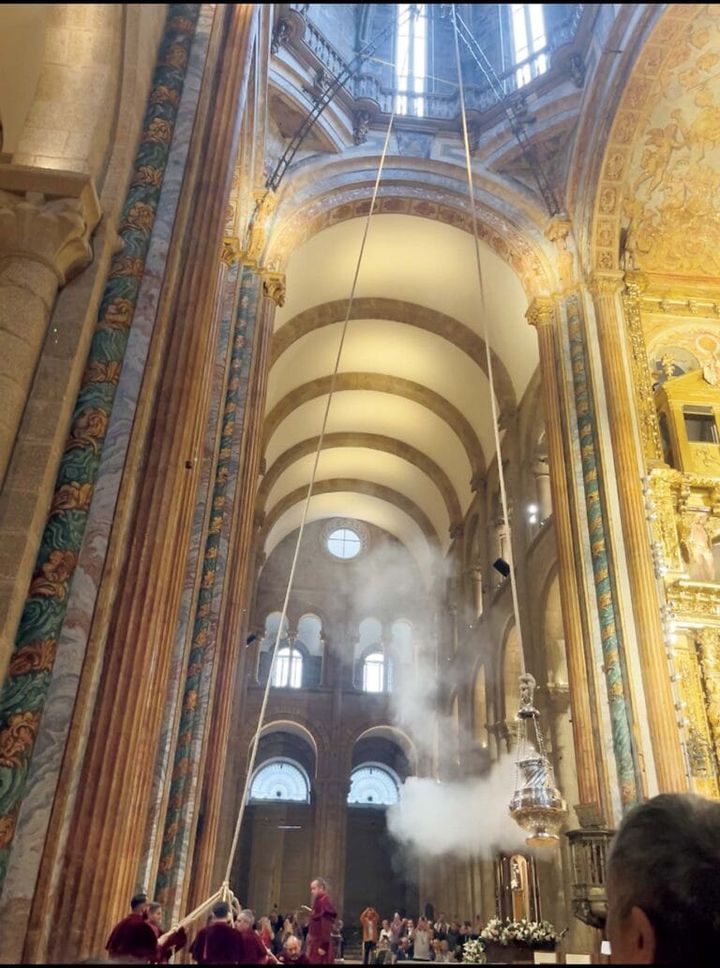 巨大な振り香炉による儀式「ボタフメイロ」