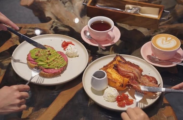 「アボカドトースト」1500円、「フレンチトースト」1650円（ともにドリンク付き）