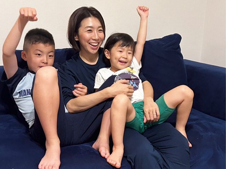 リカバリーウェアを着て家族団欒するママ