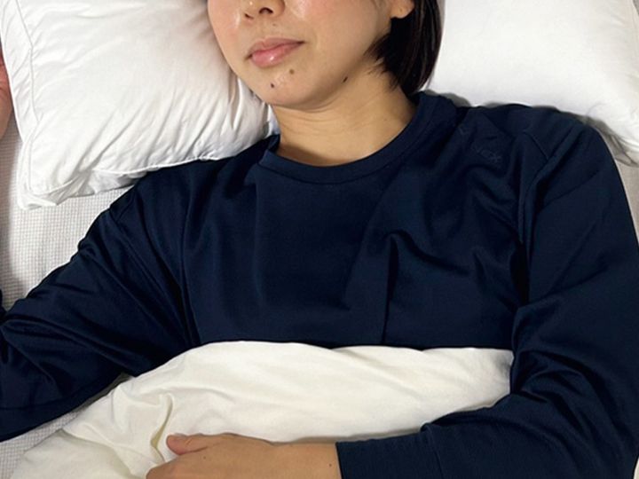 リカバリーウェアを着て寝るママ