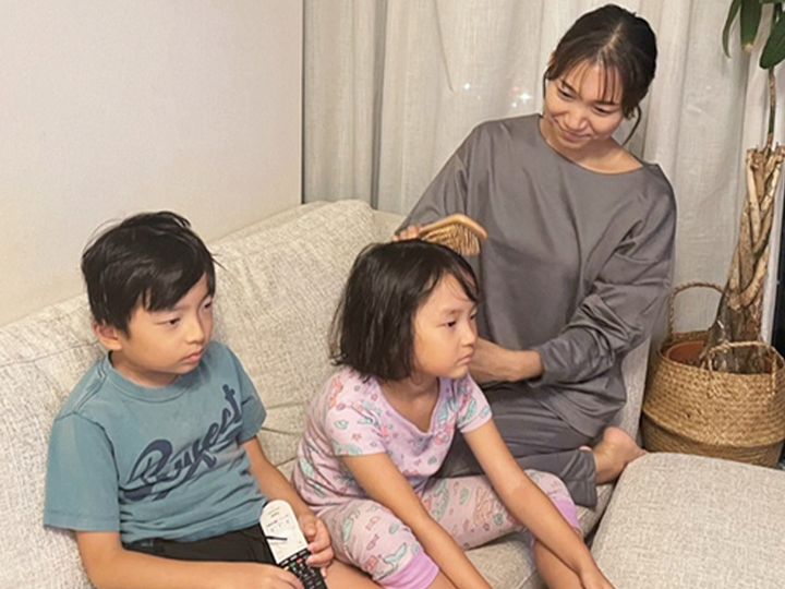 リカバリーウェアを着て育児をするママ