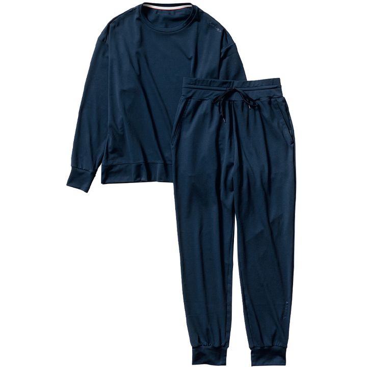 スタンダードドライ＋ロングスリーブクルーネックとジョガーパンツ