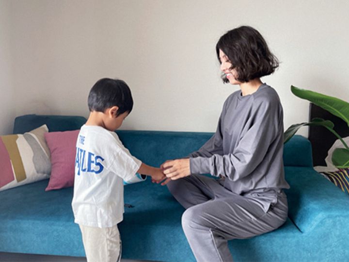 リカバリーウェアを着ながら育児するママ