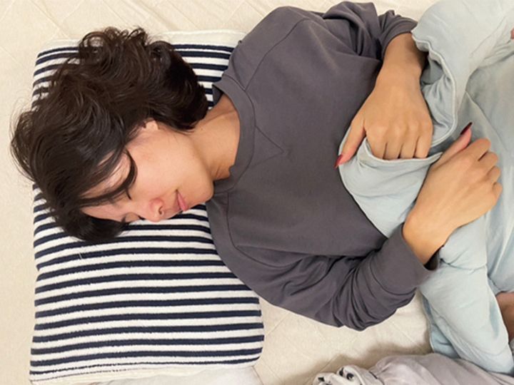 寝ているママのイメージカット