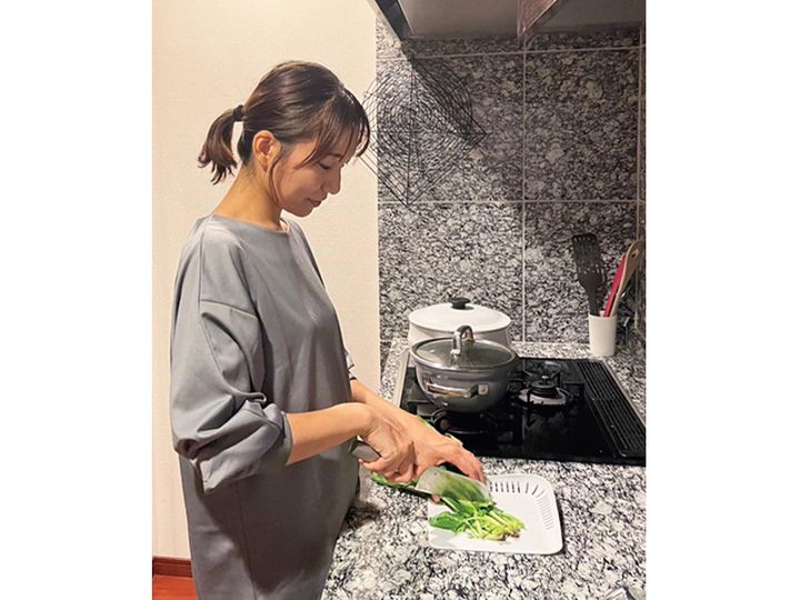 リカバリーウェアを着て料理をするママ