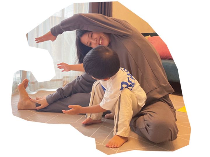 リカバリーウェアを着ながらストレッチ