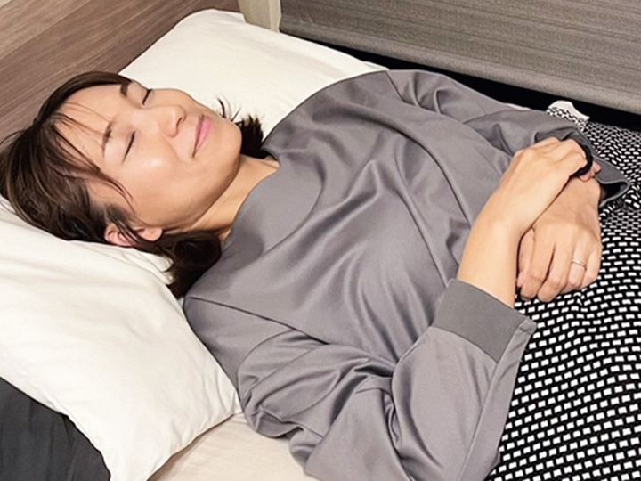 リカバリーウェアを着て寝るママ