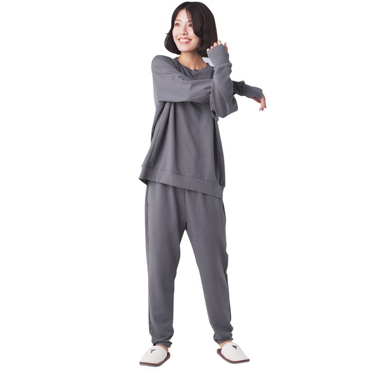 ライター着用はチャコールグレーのSサイズ