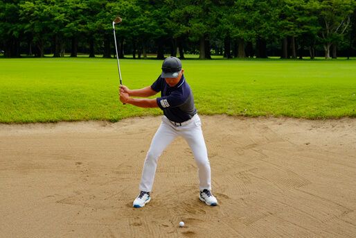 バンカーショットのコツを発見！ “頭1つ分”重心を下げよう