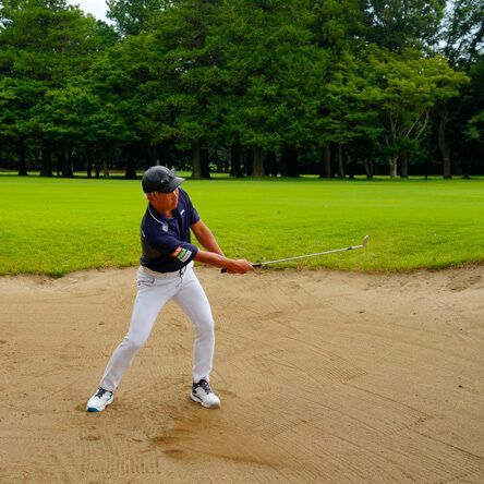 バンカーショットのコツを発見！ “頭1つ分”重心を下げよう