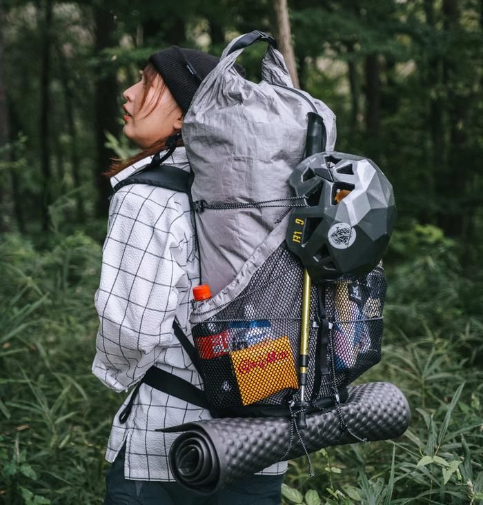 ACTIBASEのI.D.backpack42Lを背負っている女性
