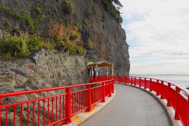 江の島で巳年ゆかりの弁財天様に開運祈願♪陽光きらめく初詣とカフェでほっこり過ごす新春