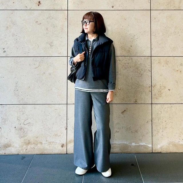 UNIQLOのグレーの「ブラッシュドジャージープルオーバー」×イージーワイドパンツ