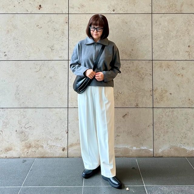 UNIQLOのグレーの「ブラッシュドジャージープルオーバー」×タックワイドパンツ