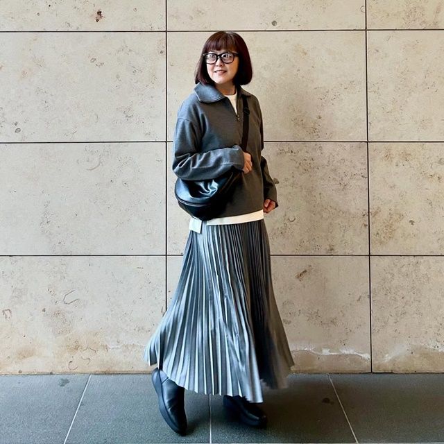 UNIQLOのグレーの「ブラッシュドジャージープルオーバー」×プリーツロングスカート