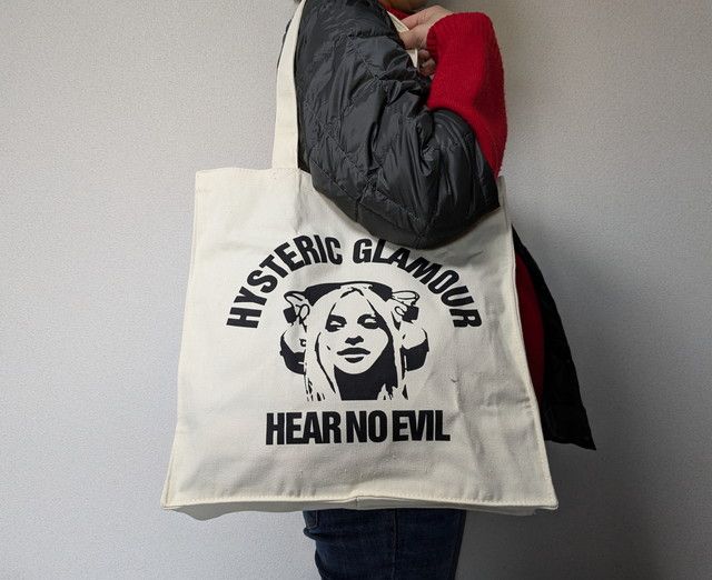 ヒステリックグラマーバッグを持ったところ