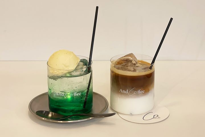 （写真左から）「メロンクリームソーダ」650円、「カフェラテ」650円