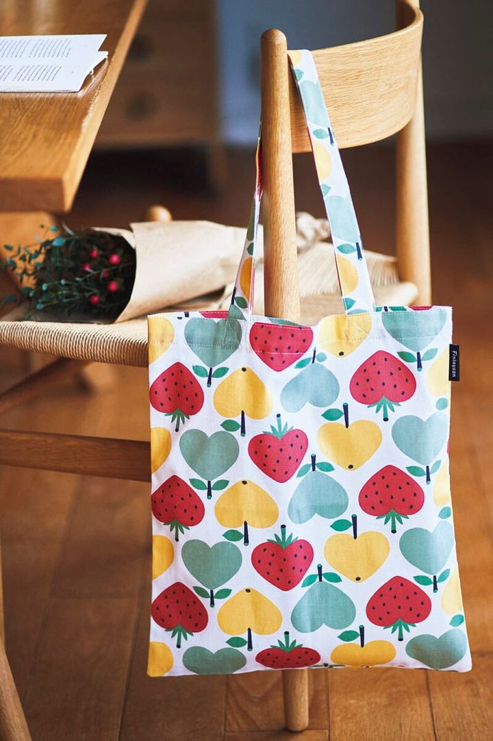 「SYDÄNHEDELMÄT（シュダンヘデルマット）」。バッグ［H42×W36］¥3,960（ともにアンドフィーカ）