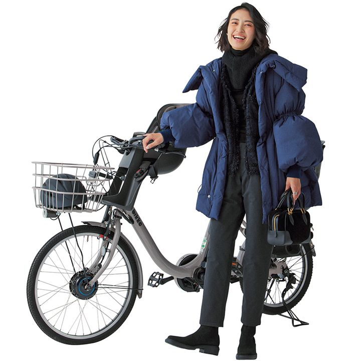 ダウン×ジャケット×タートルニット×バラクラバの岡本あずささん