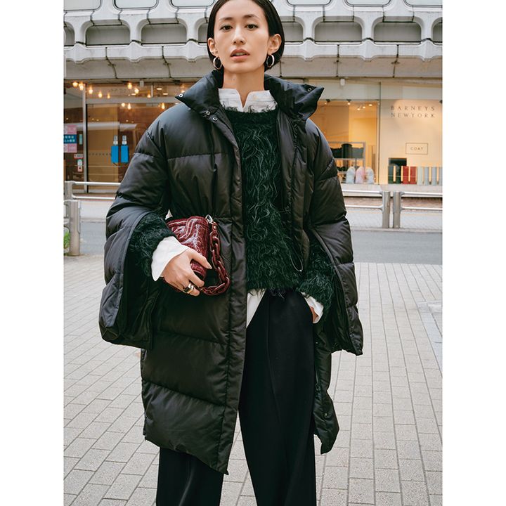 スリット入りダウン×ニット×シャツの神山まりあさん