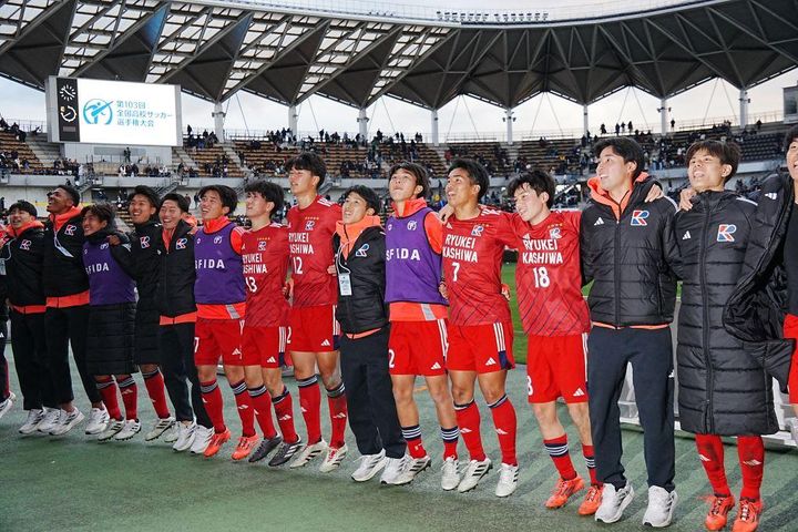 勝って泣いたキャプテンDF佐藤夢真「引退するなら、きょうだ」と臨んだ流経大柏高の大一番