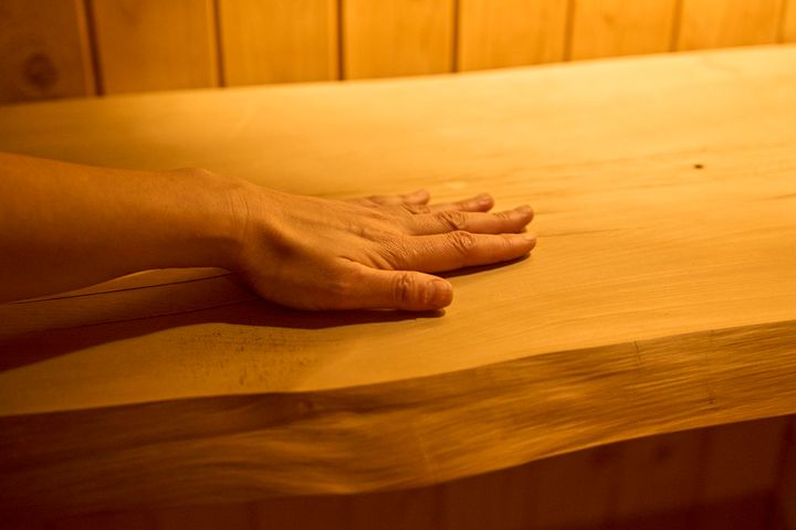 一枚板のヒノキのすべすべとした質感が心地いい