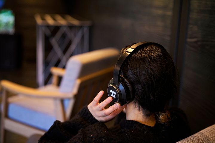 ヘッドフォンをセットするとそこは自分だけの空間に