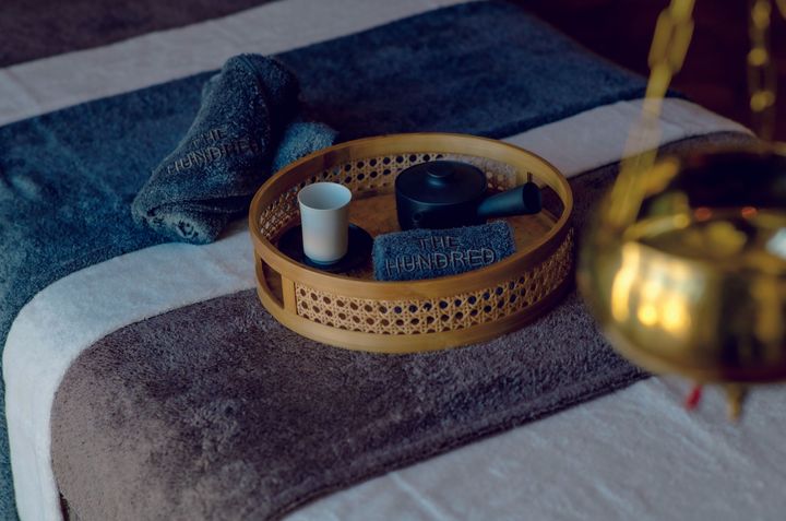 今回トライした「Complete Renewal」約195分 ￥44,000は、初めて訪れる人におすすめ。ヒト臍帯血幹細胞培養液と組み合わせた ￥66,000 のコースは特に肌を底上げしたいときにぴったり。 5&6Fは再生医療の第一人者、澤芳樹先生とアンチエイジング医療を率いる日比野佐和子先生による再生医療クリニック。9Fには発酵料理で知られる『徳山鮓』を擁するなど、医・食・ケアが一堂に会したホリスティックなウェルネス施設。