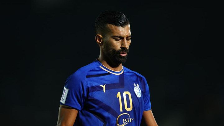 女性ファンと抱き合った34歳の代表選手「違法な男女の接触」で罰金刑に