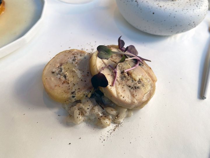 「美桜鶏のトリュフ入りバロティーヌ 黒舞茸と押麦のリゾット」