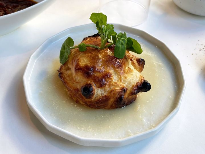 「真鯛と魚介ムースのパイ包み焼き 根セロリのソース」