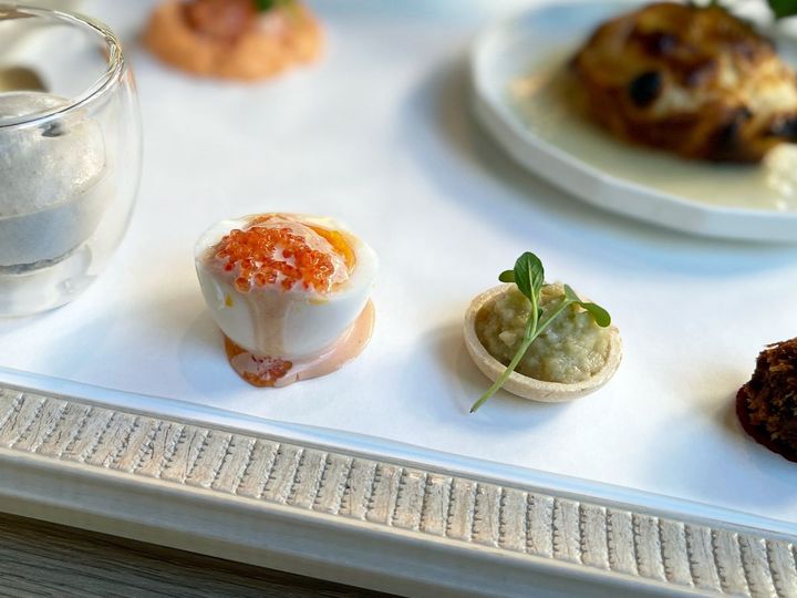 （写真左から）「奥久慈卵のウフマヨ」、「焼き茄子のタルタル最中」