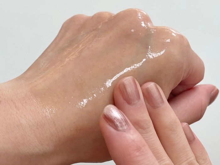 フェムリサ アドバンストセラムの美容液を手の甲になじませる