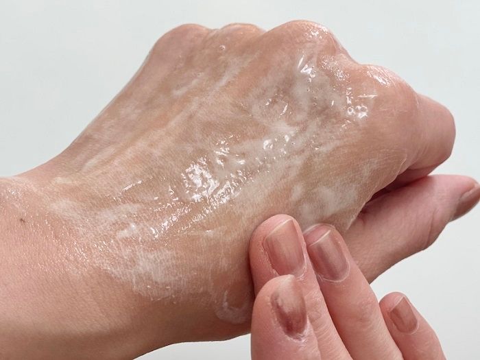 フェムリサ ルミナス シルキージェルを手の甲につけてなじませる