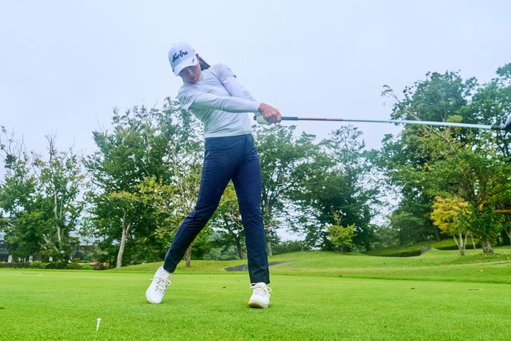 飛距離を伸ばすコツは、“足を曲げて伸ばす〞と〝お尻の左側を落として蹴る〞！