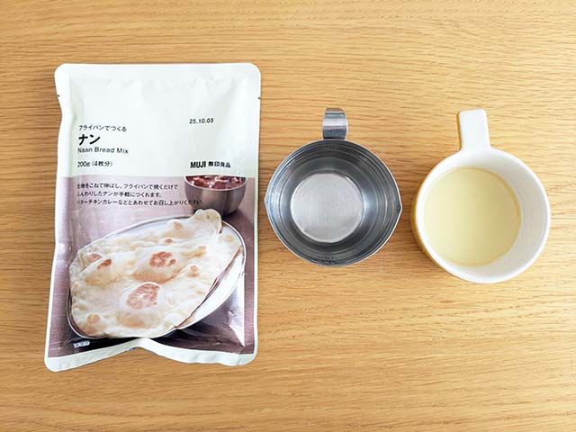 無印良品「フライパンでつくる ナン」、水、サラダ油がテーブルに並んでいる様子