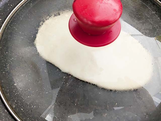 無印良品「フライパンでつくる ナン」、水、サラダ油で作った生地をフライパンで焼いている様子