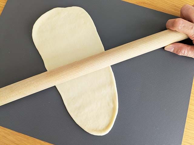 無印良品「フライパンでつくる ナン」、水、サラダ油で作った生地綿棒で伸ばしている様子