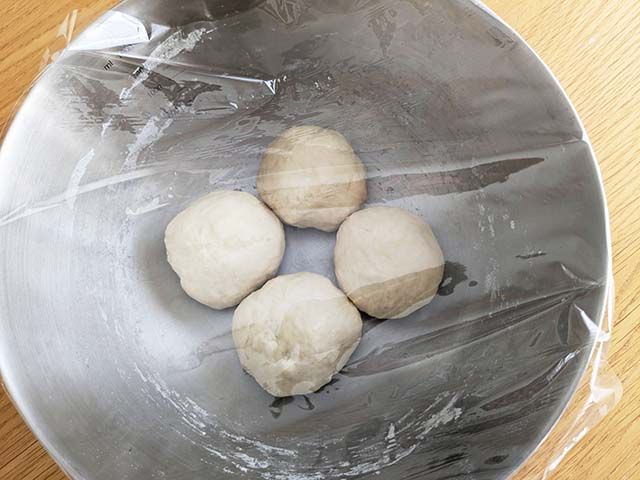 無印良品「フライパンでつくる ナン」、水、サラダ油で作った生地を4等分し丸めてボウルに入れ、ラップをかけている様子