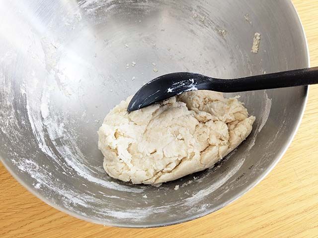 無印良品「フライパンでつくる ナン」、水、サラダ油をボウルに入れて混ぜている様子