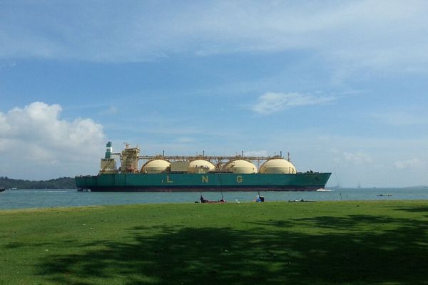 天然ガスはマイナス162℃で液体になり、体積は600分の1になるため海上輸送が可能