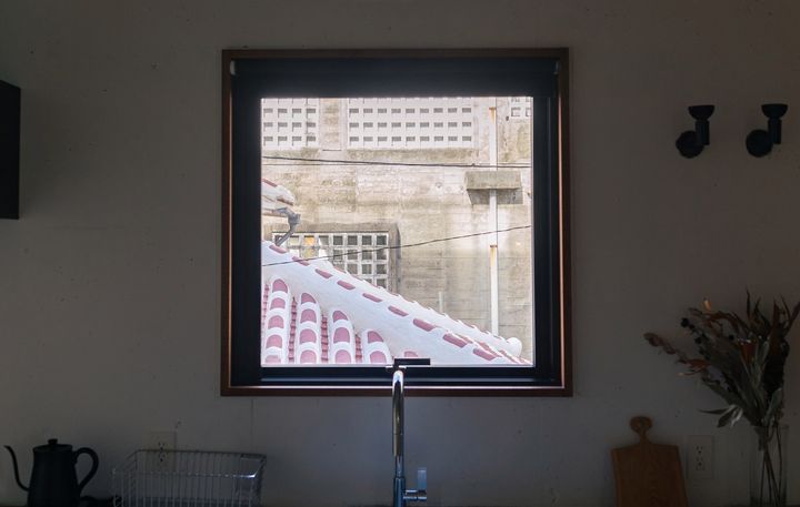 キッチンの窓からは、隣の赤瓦屋根が望める