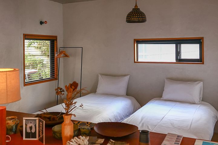 窓から入る優しい自然光が心を和ませてくれる寝室