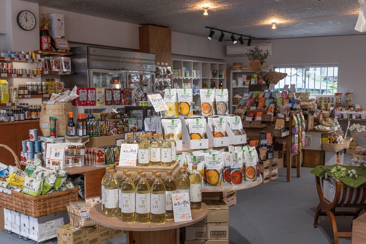 沖縄や県外からのおいしい食品が200以上並ぶ