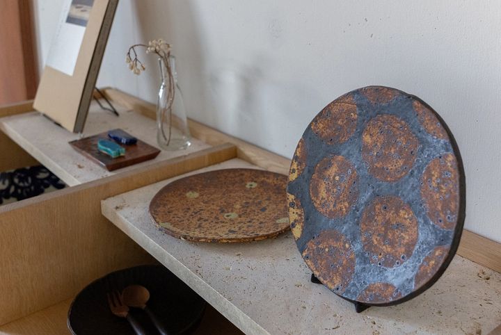 なかなか手に入りづらい作家さんが手がける器やガラスも