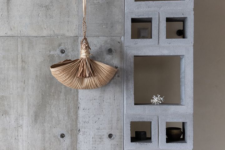 花ブロックやクバで作る民具など、沖縄らしさが散りばめられている