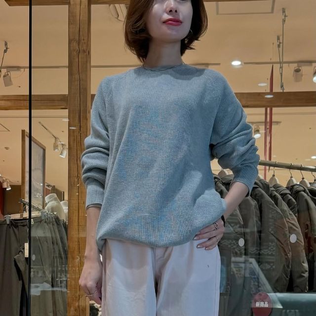 グリーンの洗える畦編みクルーネックセーターを着たコーデ