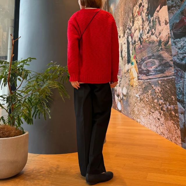 赤のウールローゲージクルーネックセーターを着たコーデ
