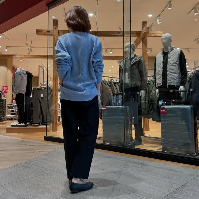 グリーンの洗える畦編みクルーネックセーターを着たコーデ