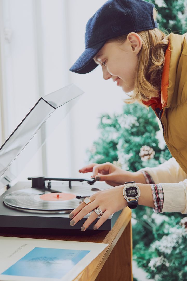 大人女性が《G-SHOCK》を選ぶならシルバー×ブラック。アクセサリーとネイルの上手な合わせ方も